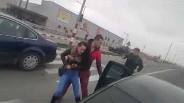 Fiul unui afacerist şi-a bătut iubita în plină stradă, în timp ce împărţea invitaţii de botez 