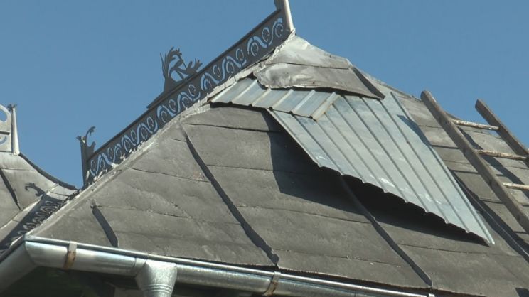 Aproape de SF. O familie din Râmnicu Vâlcea s-a trezit cu meteoritul în podul casei