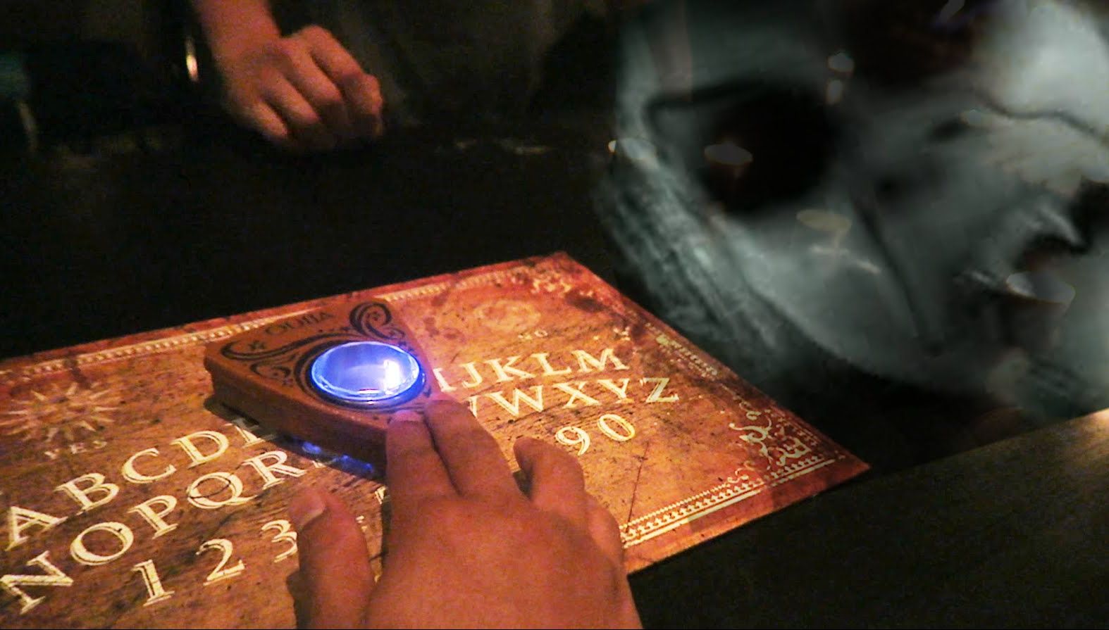Curs de spiritism la școală. O educatoare și-a speriat elevii invocând spirite 