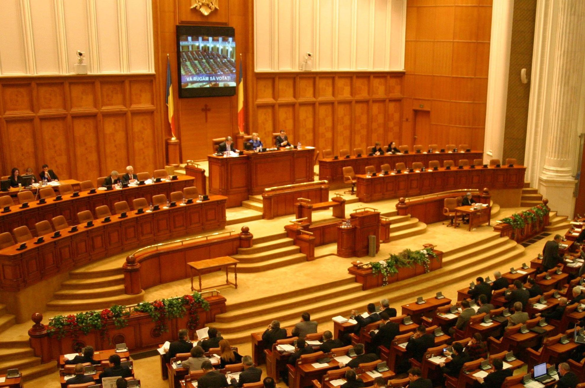 Dictatura Parlamentului. Aleşii îşi dau cu prestigiul în cap 
