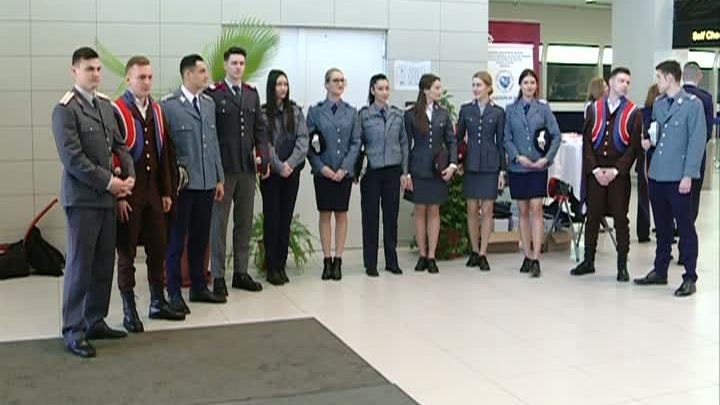 Poliţiştii au făcut parada modei pe aeroport 