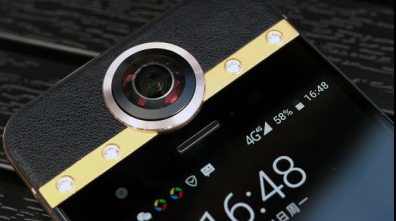 A apărut primul smartphone din lume cu cameră 360°! Cum funcționează și cât costă