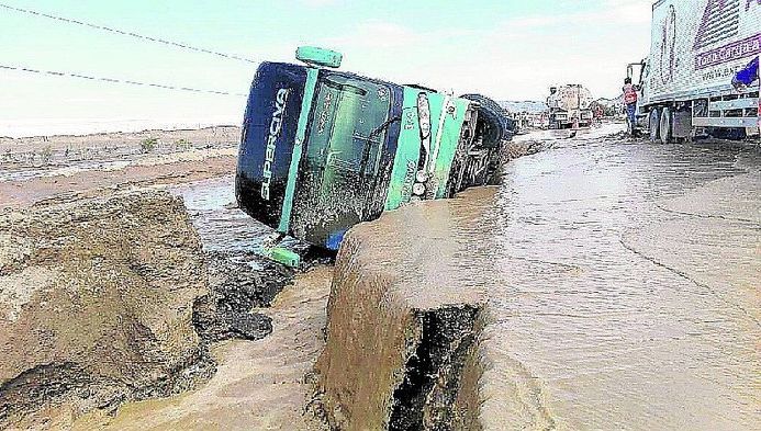 Tragedie. 18 morți după ce un autobuz a fost luat de viitură