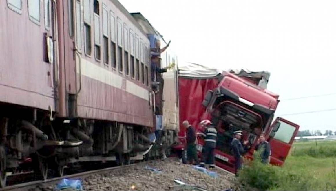 Camion SPULBERAT de tren în judeţul Timiş. Circulaţia este blocată