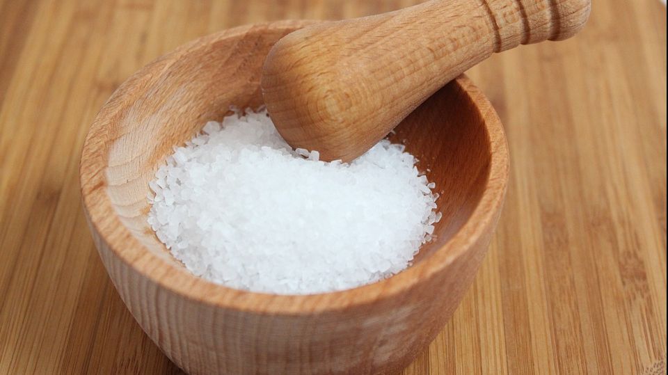 Motivul pentru care e bine să eviţi alimentele sărate 