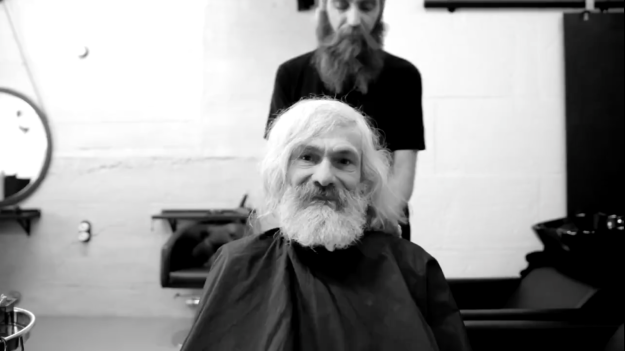 Transformare uluitoare: un om al străzii s-a tuns după 25 de ani! Oamenii nu l-au mai recunoscut