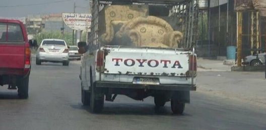 Ce au văzut şoferii pe străzi. Ce căra această Toyota în dubă. Au alertat imediat poliţia