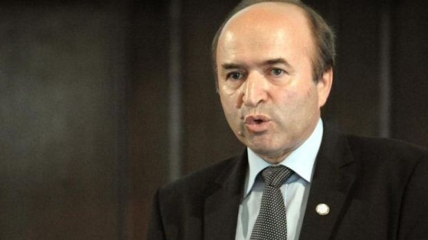 Credeți că ministrul Justiției, Tudorel Toader, va cere revocarea celor doi procurori-șefi?
