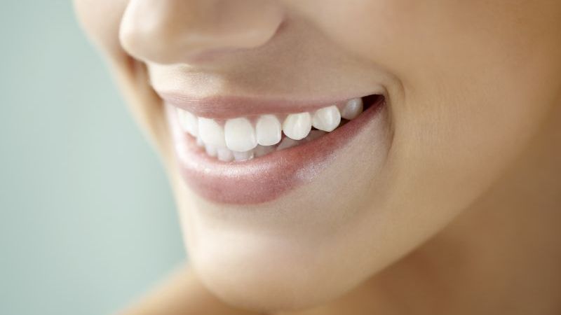 Vrei un zâmbet curat şi strălucitor? Iată care sunt băuturile de care trebuie să te fereşti