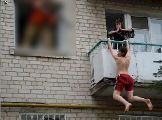 Un RUS a venit de la muncă şi şi-a prins soţia în pat cu un student. Ce a urmat, desprins din filme
