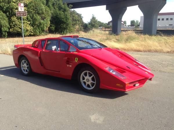 Au crezut că e un Ferrari. S-au apropiat de maşină însă şi au ÎNGHEŢAT când au văzut ce marcă e