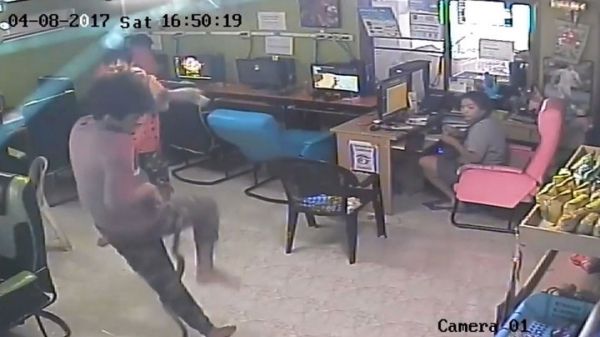 PANICĂ după ce un şarpe a intrat într-un internet cafe şi a început să atace clienţii