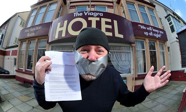 Și-a numit hotelul VIAGRA. Ce a pățit patronul după ce tot orașul i-a sărit în cap