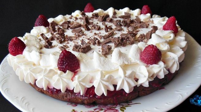 Asta e cea mai delicioasă prăjitură cu frișcă și zmeură! Se prepară foarte simplu