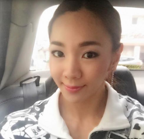 E frumoasă, are un zâmbet minunat dar nu poate să se mărite.Cum o văd de la gât în jos, bărbaţii FUG