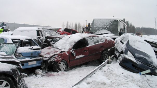 ACCIDENT în lanț, produs din cauza viscolului: 40 de autoturisme implicate, 24 de victime
