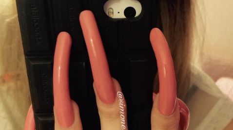 Nu și-a mai tăiat unghiile timp de trei ani. Acum suferă de durere și îi e frică să se îmbrace