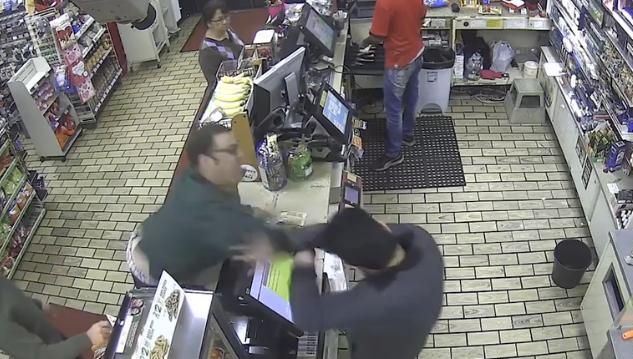 Atac violent într-un supermarket! Mai mulţi angajaţi au fost răniţi de un client nemulţumit