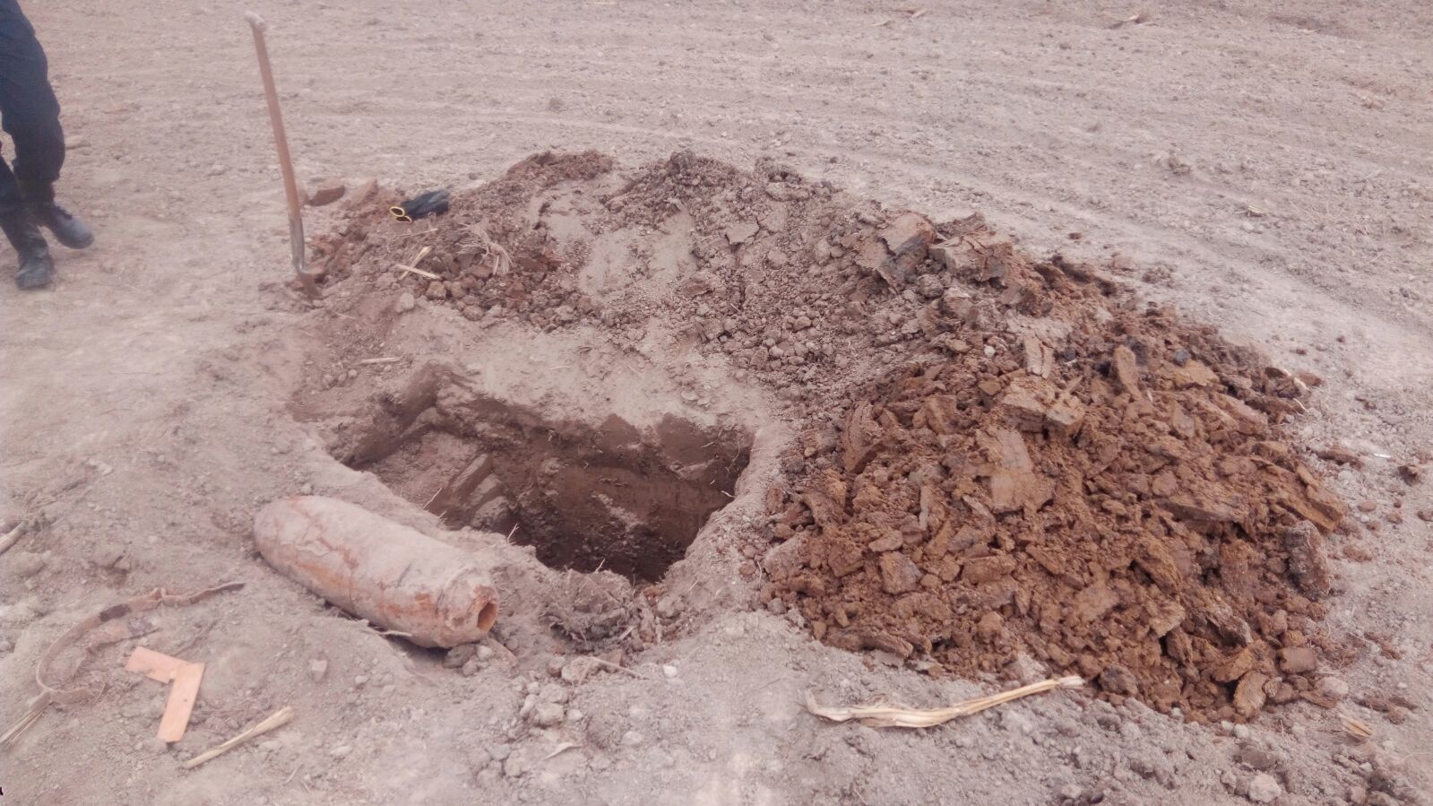 A ieșit cu tractorul la arat și a dat peste o bombă de 50 de kilograme
