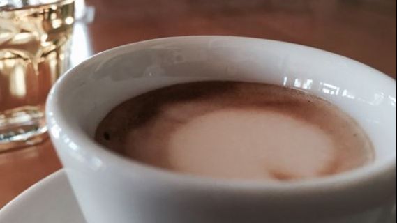 Bei cafeaua pe stomacul gol? Iată ce se întâmplă în corpul tău!