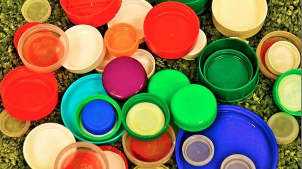 Tot mai multe persoane adună capacele sticlelor de plastic. Motivul? Genial