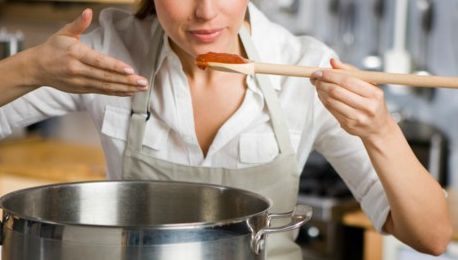 Mama a pus tarhon în mâncare. A chemat întreaga familie la masă. Nu vor uita prea curând acea cină