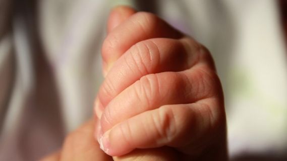 Fetiţă de 2 ani, dusă în stare gravă la Spitalul de Arşi, după ce a fost scăpată în oala cu supă
