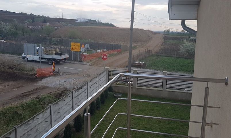 Cum e să ai casa la 5 m de Autostrada Sebeş-Turda? Geamurile au început să se crape deja