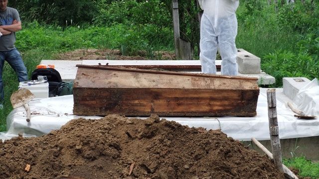 Au dezgropat o gravidă ce fusese înmormântată în urmă cu mulţi ani. Şoc! Născuse în coşciug