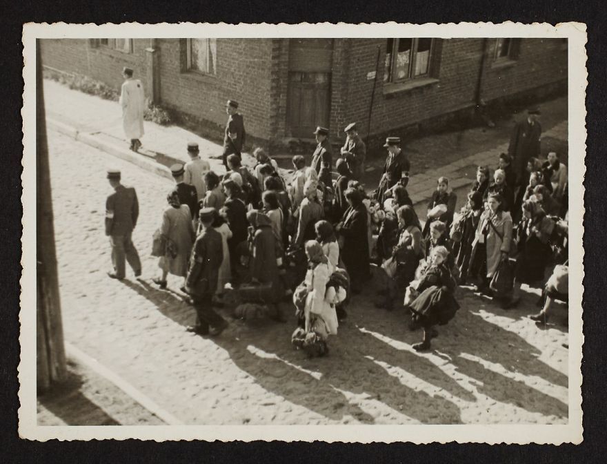 Un fotograf evreu a îngropat aceste poze înainte să vină naziştii. Ţi se face pielea de găină
