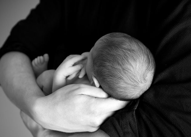 Femeia de 62 de ani a smuls bebelușul din brațele mamei. "Am nevoie de un copil". E halucinant