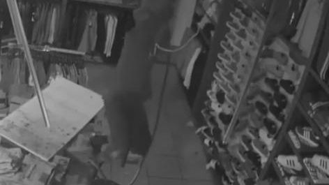 Cel mai prost pregătit hoţ din lume! A încercat să fure dintr-un magazin, dar ce a urmat este hilar
