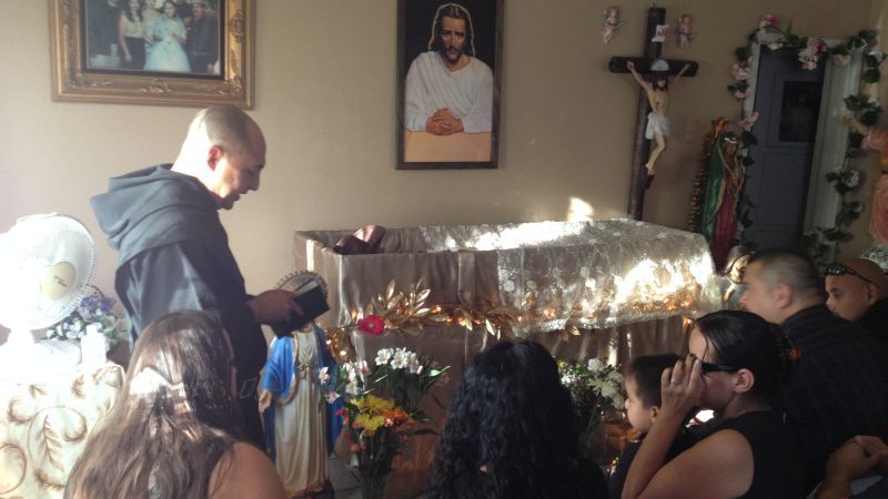 Se pregăteau să închidă sicriul. Moarta a întors capul ciudat, a privit fix fetele și a spus asta