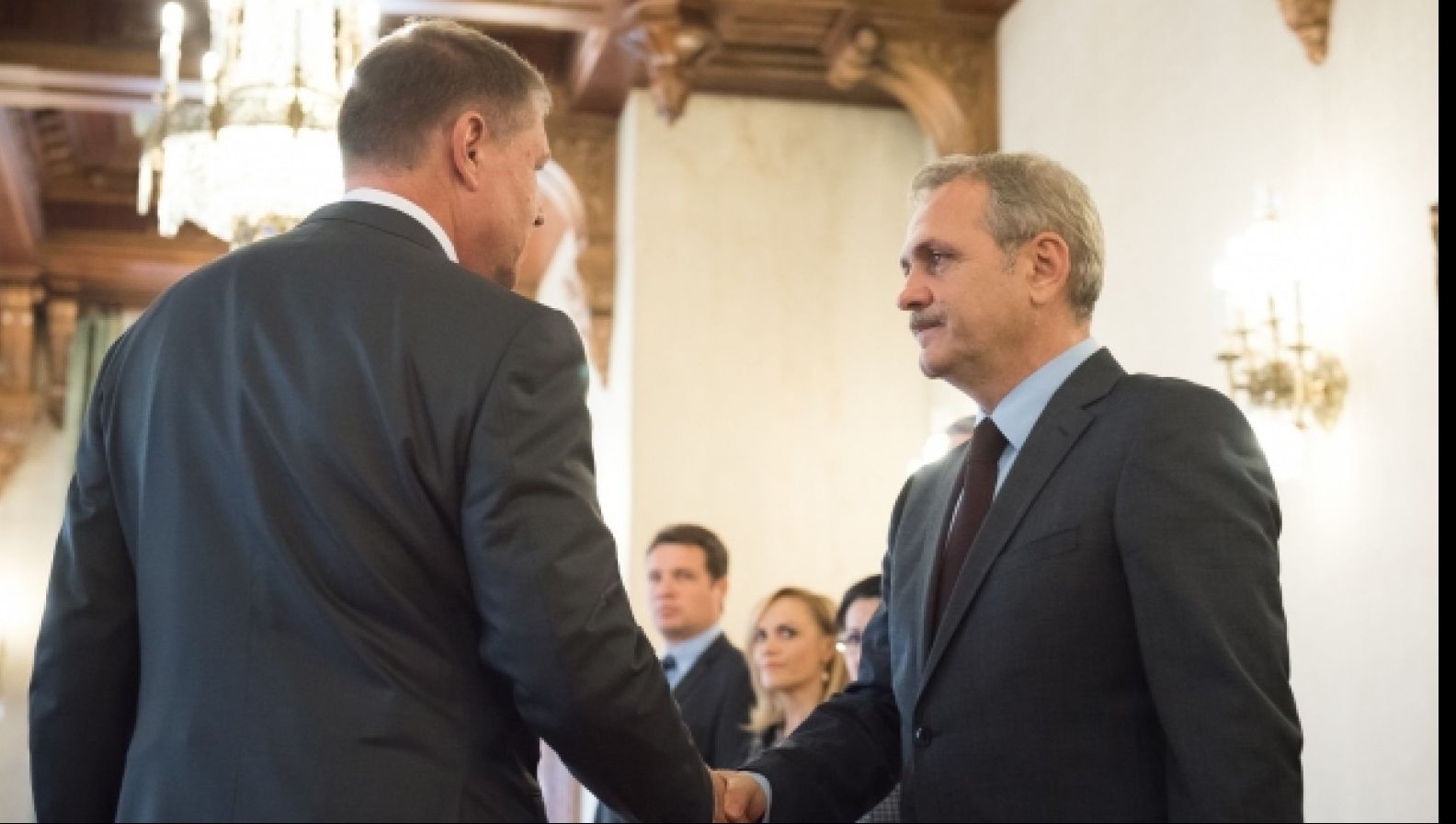Liviu Dragnea a dezvăluit de ce a râs cu Iohannis la investirea noilor miniștri. Scenă uluitoare