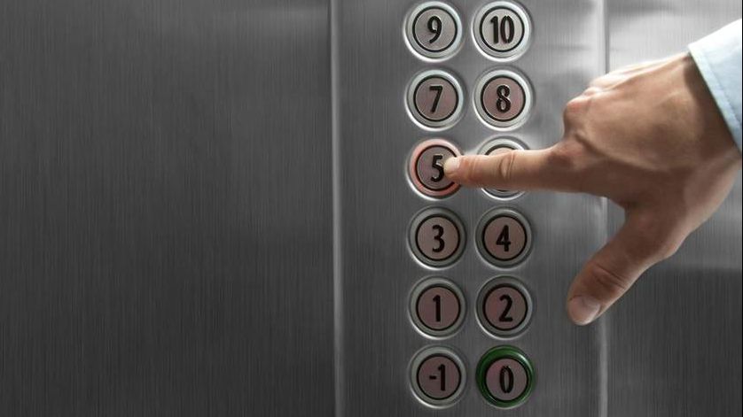 Au auzit un zgomot ciudat din lift. Au deschis ușa și au rămas șocați. Cine era înăuntru