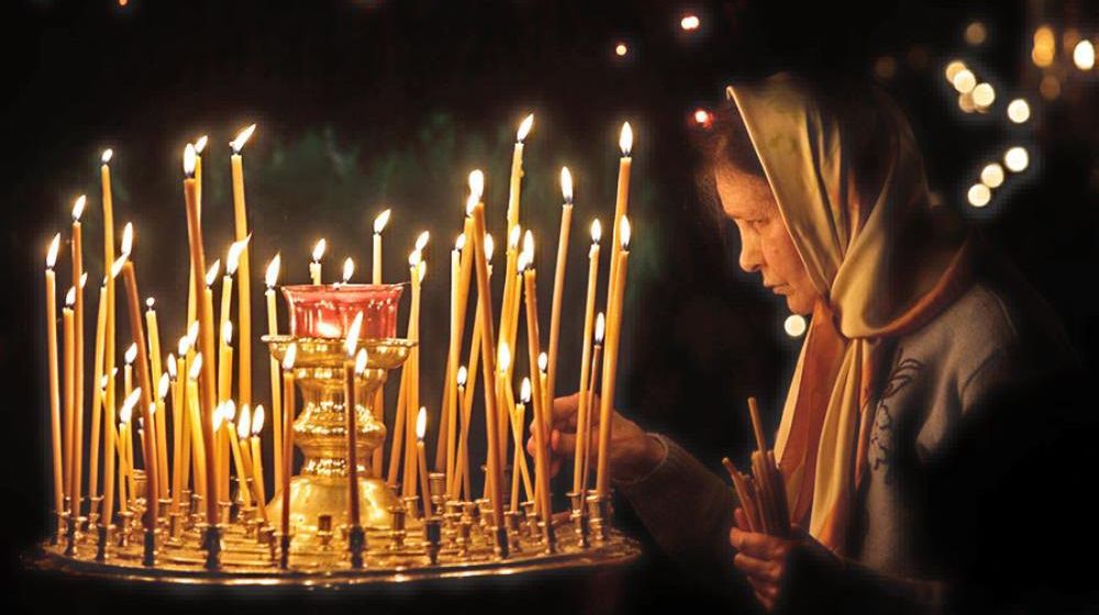 De ce se duc la înmormântări 2 lumânări? Una este pentru mort. Dar cealaltă? Explicaţia te va uimi