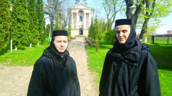 Scandal la mănăstire. Două măicuțe au fost agresate de stareță și alungate