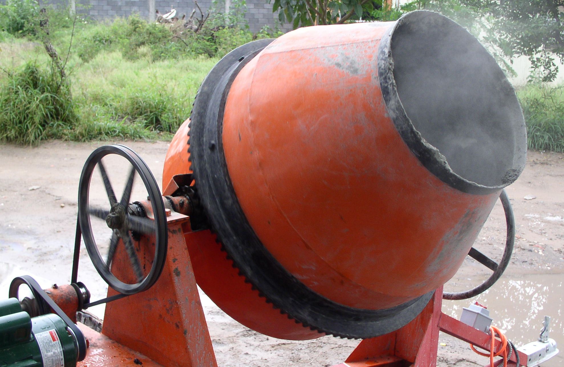 Şocant! O fetiţă de 3 ani a murit, după ce a căzut într-un mixer de ciment