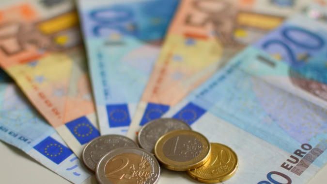 Ce se întâmplă cu salariile în următoarele luni