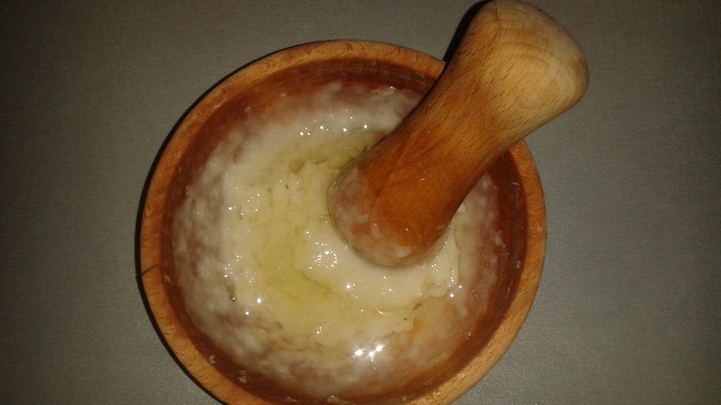 Greşeala pe care o face toată lumea când prepară mujdeiul de usturoi! NU mai pune ingredientul ăsta