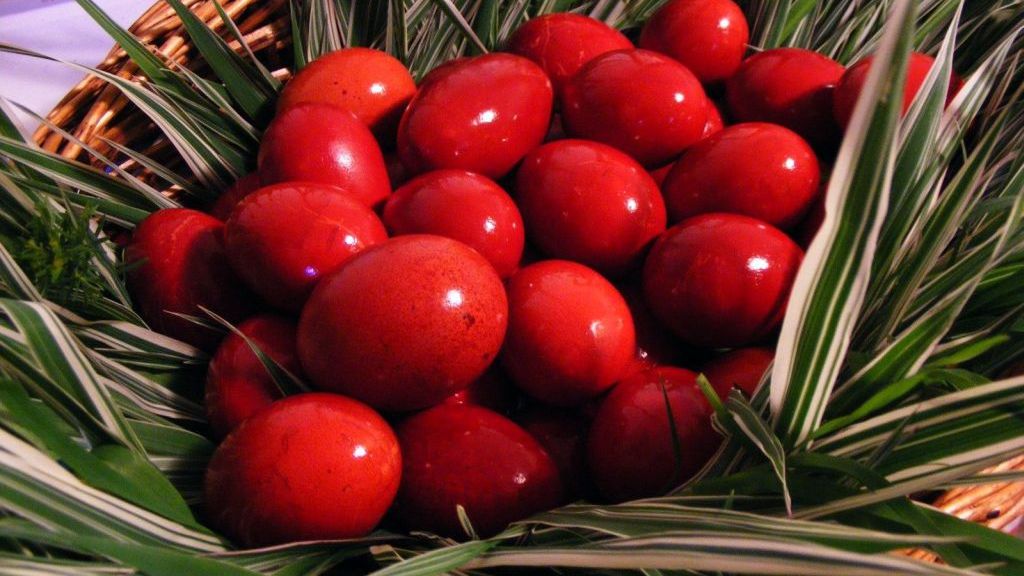 PAŞTELE BLAJINILOR, TRADIŢII ŞI OBICEIURI. Ce trebuie să faci cu ouăle roşii, potrivit legendei