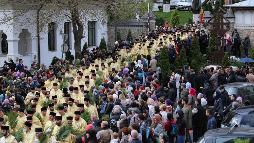 Pelerinaj uriaş în capitală! Mii de preoţi au ieşit în stradă. Trafic restricţionat în Bucureşti