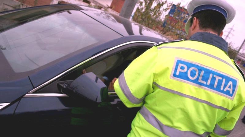 Au văzut că șoferul murea de râs la volan. L-au tras pe dreapta. Polițiștii au rămas fără cuvinte