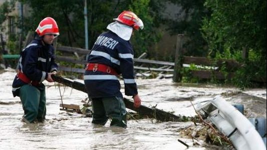 Vremea rea pune în alertă autoritățile: Mii de polițiști, pompieri și jandarmi, mobilizați