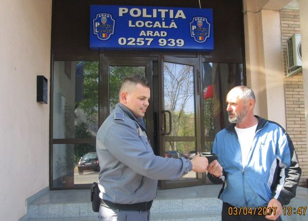 Ce a făcut un bărbat din Arad care a găsit un portofel plin cu bani pe stradă