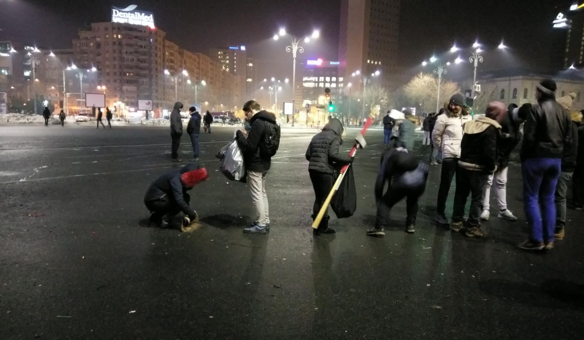 Protestul din Piaţa Victoriei se reaprinde. Câte persoane strigă împotriva Graţierii 