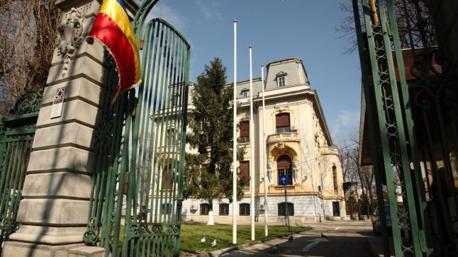 Protest cu găleţi roşii în faţa sediilor PSD şi ALDE