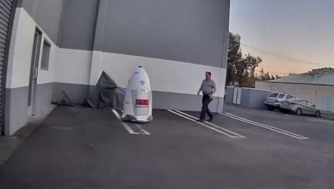 Starea de ebrietate l-a determinat să hărțuiască un robot. După aceea, i-a părut extrem de rău