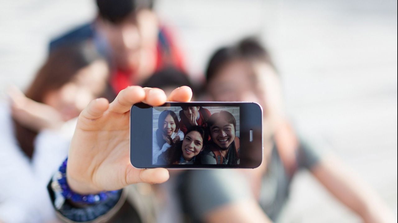 Selfie-ul, recunoscut OFICIAL drept o tulburare mintală în 3 situații! Află suferi de această boală