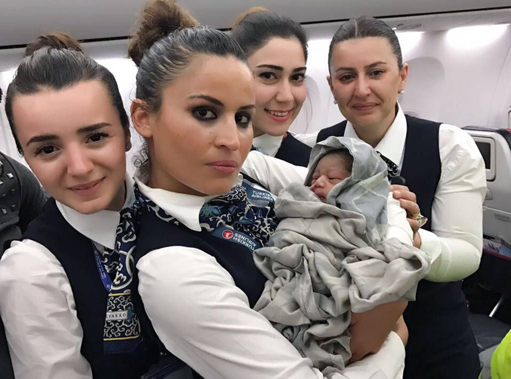 O femeie a născut în timpul unui zbor cu avionul, ajutată de membrii echipajului şi pasageri